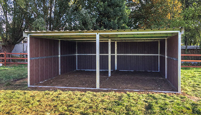 schuilstal  voor meerdere paarden voor in de weide