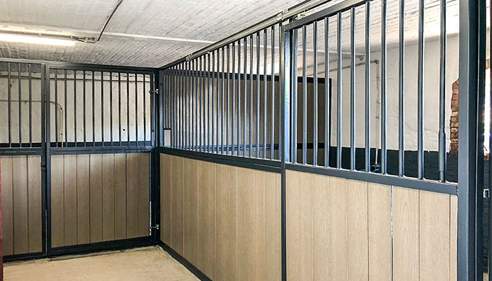 Binnenstal gelakte afwerking met schuifeur