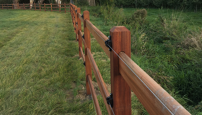 houten afsluiting voor weide in combinatie met elektriciteit
